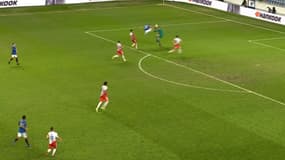 Le pied très haut de Roofe pendant Rangers-Slavia