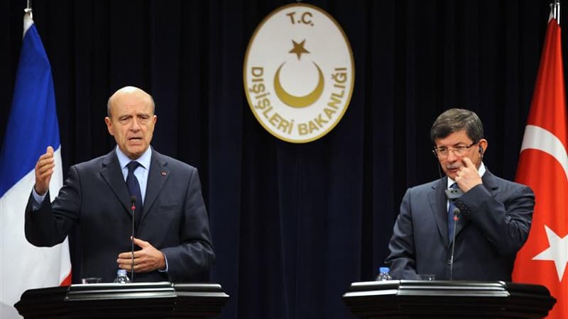 Alain Juppé et son homologue turc Ahmet Davutoglu lors d'une conférence de presse commune à Ankara. La France et la Turquie ont uni leurs voix vendredi pour réclamer une pression accrue sur le régime syrien, sous la menace de sanctions de la Ligue arabe,