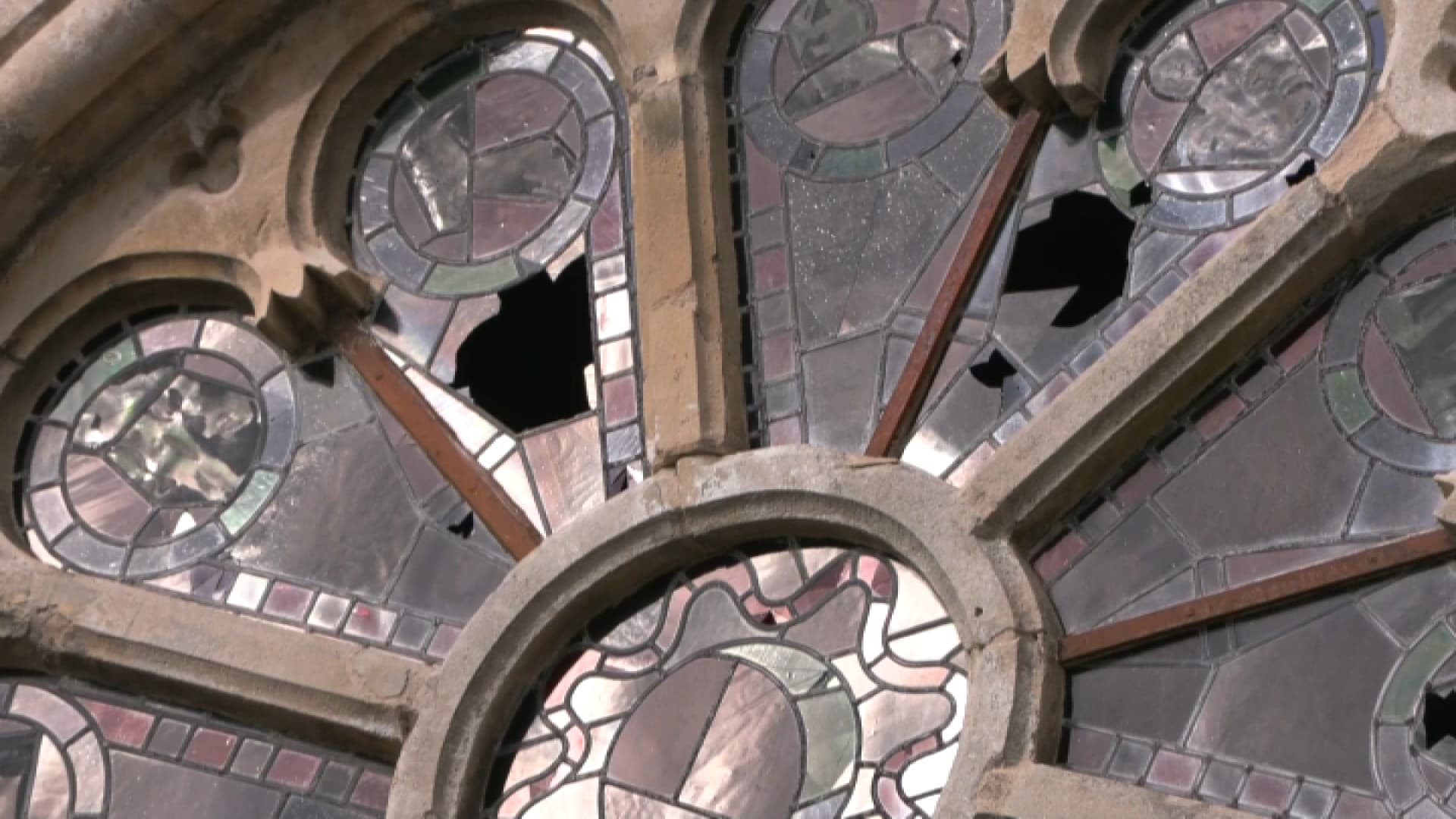 Vitraux de l'église du village de Chanu dans l'Orne le samedi 14 juin 2025 après le passage d'un violent orage la veille