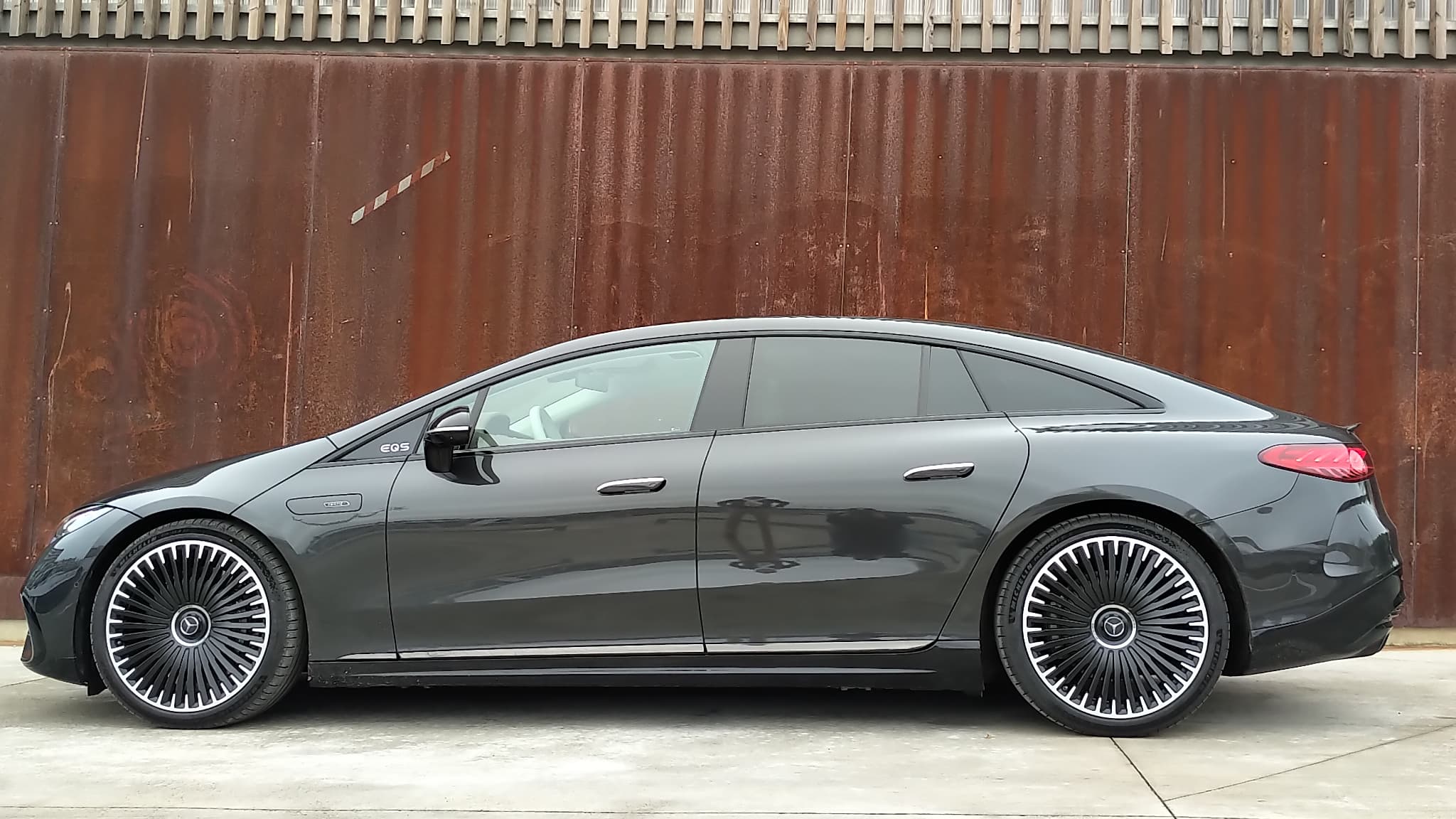 Cette EQS AMG 53 est vraiment une grande berline, avec sur la balance 2,7 tonnes.