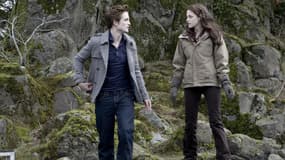 Robert Pattinson et Kristen Stewart dans l'adaption cinématographique de la saga Twilight.
