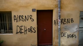 Un graffiti contre Airbnb sur le mur d'un immeuble du quartier du Panier, à Marseille, le 10 novembre 2023