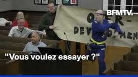 Aux États-Unis, cet opposant au maire effectue du Kung Fu pour protester au conseil municipal 