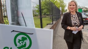 La première ministre d'Irlande du nord et membre du parti républicain irlandais Sinn Fein Michelle O'Neill au bureau de vote de Clonoe, en Irlande du Nord, le 5 mai 2022 (illustration).