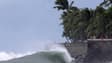 Des piétons se tiennent au-dessus de la houle sur la côte à l'approche du système tropical "Garance" à Saint-Denis de la Réunion, sur l'île de La Réunion, territoire français d'outre-mer, le 26 février 2025.