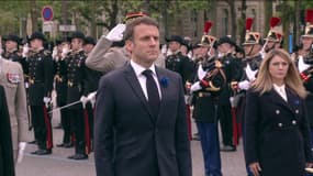 8-Mai: la Marseillaise entonnée devant l'Arc de Triomphe 