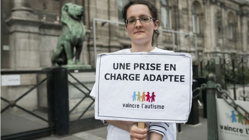 Une femme de l'association Vaincre l'autisme, le 21 avril 2016, à Paris. (Photo d'illustration)