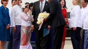 Barack Obama, accompagné de la secrétaire d'Etat Hillary Clinton, est arrivé lundi en Birmanie, première visite dans le pays d'un président des Etats-Unis en exercice, alors que cette nation asiatique est en train de s'ouvrir après près d'un demi-siècle d