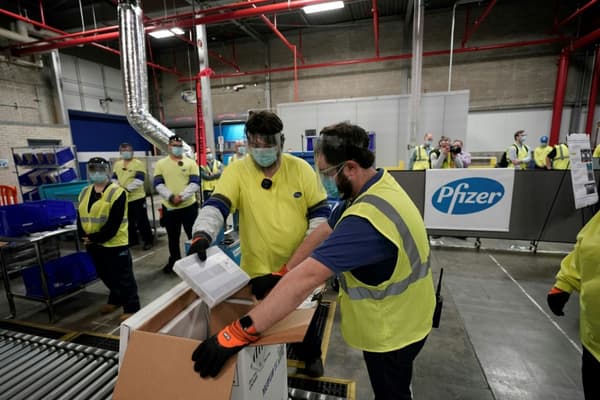 Préparation de caisses de vaccin anti-Covid Pfizer-BioNTech à expédier dans tous les Etats-Unis, à l'usine Pfizer de Kalamazoo dans le Michigan, le 13 décembre 2020 Préparation de caisses de vaccin anti-Covid Pfizer-BioNTech à expédier dans tous les Etats-Unis, à l'usine Pfizer de Kalamazoo dans le Michigan, le 13 décembre 2020