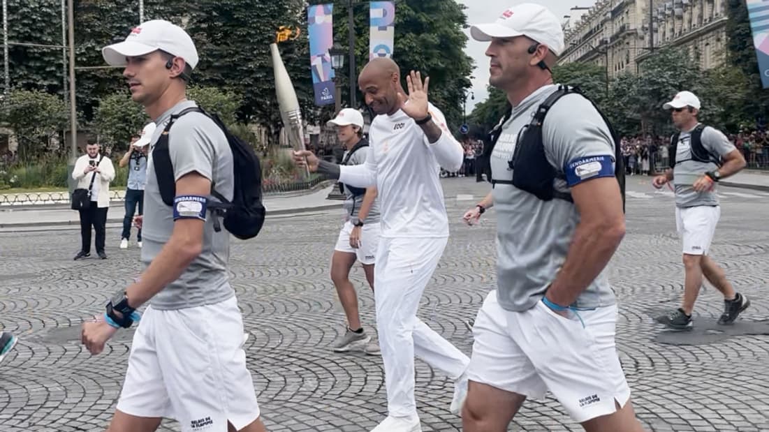Thierry Henry avec la flamme olympique 