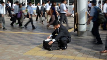 Ces pratiques sont nées dans l'après-guerre, où la valeur attribuée aux "salarymen" dépend de leur endurance
