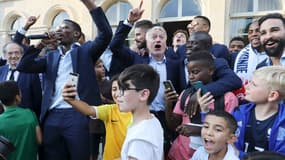 Didier Deschamps et ses joueurs font la fête