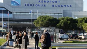 Devant l'aéroport de Toulouse, le 29 novembre 2013.