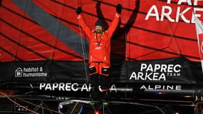Yoann Richomme lors de son arrivée sur le Vendée Globe, le 15 janvier 2025 aux Sables-d'Olonne