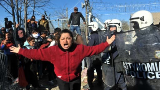 Une femme crie alors que migrants et réfugiés font face à la police grecque, le 3 décembre 2015 à Idomeni, en Grèce