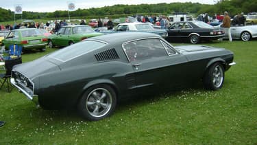 Une copie de la Ford Mustang Fastback verte utilisée dans le film Bullit en 1968.