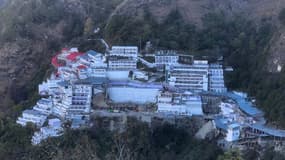 Vue générale du sanctuaire Mata Vaishno Devi, situé sur les collines de la ville de Katra, en Inde,le 22 novembre 2021