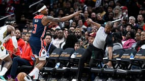 Bradley Beal pousse un arbitre dans les gradins, le 11 février 2023