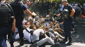 Des CRS gazant des manifestants à bout portant vendredi