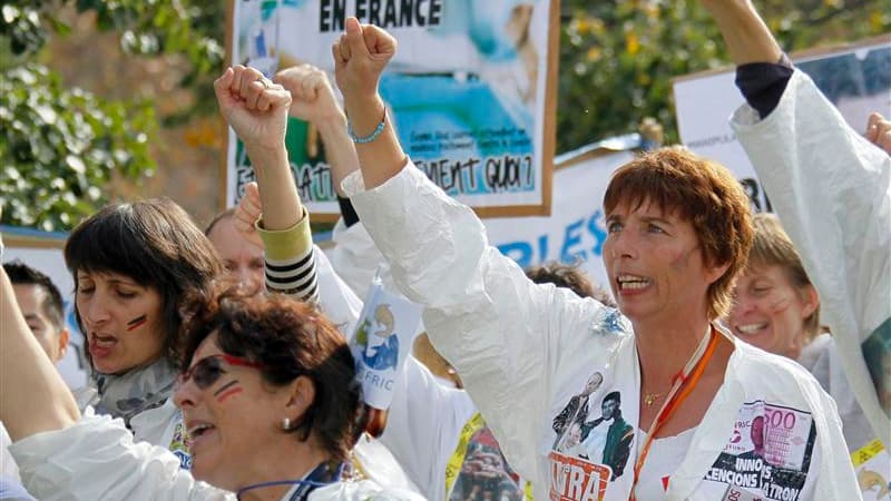 Un millier de salariés de Sanofi, venus de la région Rhône-Alpes mais aussi de Toulouse, Montpellier ou Paris, ont manifesté jeudi à Lyon pour dénoncer le plan de restructuration du groupe pharmaceutique. /Photo prise le 25 octobre 2012/REUTERS/Robert Pra