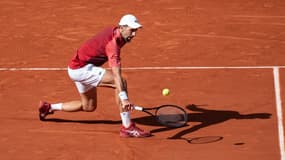 Le Serbe Novak Djokovic, exécutant ici une volée de revers le 3 juin 2024, a déclenché le compte à rebours qui le sépare des JO 2024