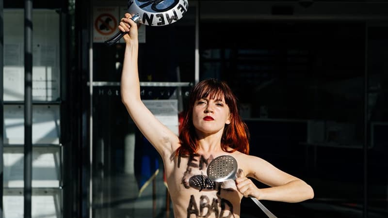Législatives: deux Femen ont manifesté à Oyonnax contre Damien Abad
