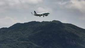 Un avion de la compagnie Cathay Pacific atterrit à l'aéroport international de Hong Kong le 11 août 2021.