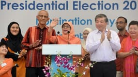 La nouvelle présidente de Singapour, Halimah Yacob (au centre), s'adresse à ses partisans le 13 septembre 2017