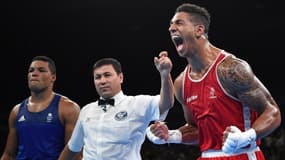 Tony Yoka  (en rouge) devient champion olympique face à Joe Joyce lors des Jeux de Rio en 2016