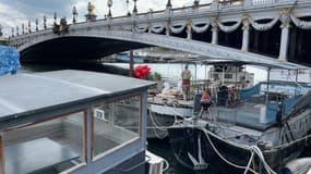 Une péniche au pied du pont Alexandre III (6e arrondissement de Paris), le 16 août 2023.