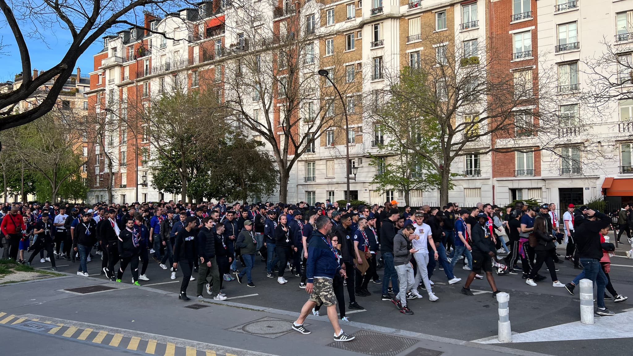 Le CUP arrive aux abords du Parc des Princes dans le silence