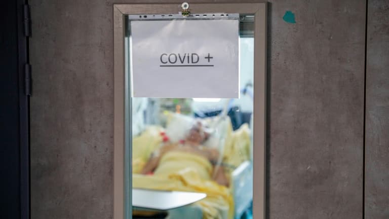 Un patient atteint du Covid-19 dans le service de réanimation de l'hôpital Antoine-Béclère de Clamart, près de Paris, le 23 décembre 2021