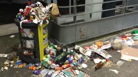Après 43 jours de grève, les poubelles débordaient dans les gares du nord de Paris.