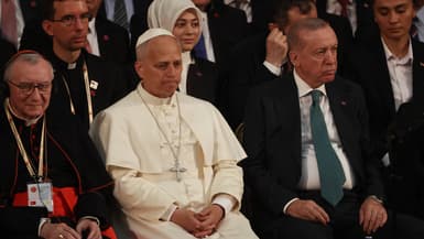 Le président turc Recep Tayyip Erdoğan et le pape Léon XIV assistent à un programme culturel à la bibliothèque du palais présidentiel le 27 novembre 2025 à Ankara, en Turquie