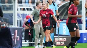 Bev Priestman saluée par son entraîneuse Adriana Leon après le match Paraguay-Canada (0-4), le 25 février 2024