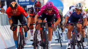 Arnaud Démare devançant Phil Bauhaus (à gauche) et Mark Cavendish (à droite) le 20 mai 2022.  