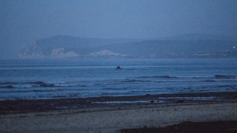 Une embarcation de migrants qui quitte une plage du nord de la France en direction de la Grande-Bretagne.