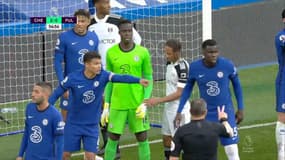 Édouard Mendy avec Bobby Reid lors du match Chelsea-Fulham, à Londres le 1er mai 2021
