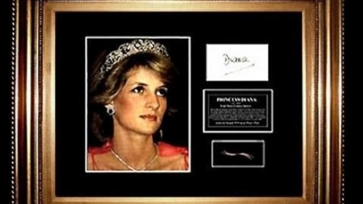 Le cadre comprenant la photo, la mèche de cheveux ainsi que la signature de Lady Diana Le cadre comprenant la photo, la mèche de cheveux ainsi que la signature de Lady Diana