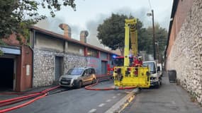 Un véhicule des marins-pompiers devant un incendie, déclaré à 3 heures du matin mardi 5 septembre dans un entrepôt situé dans le 15e arrondissement de Marseille.