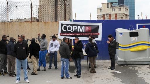 Les habitants du quartier au cours du blocage du chantier "Les Docks libres", dans le 3e arrondissement de Marseille, lundi 13 janvier.