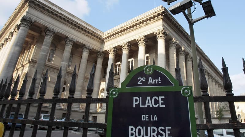 La Bourse de Paris salue l'absence de poursuites contre Clinton