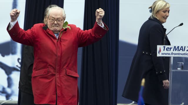 Jean-Marie Le Pen, le 1er mai dernier, devant sa fille Marine.