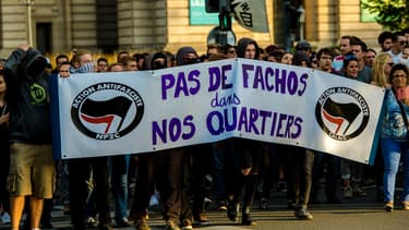 Des personnes manifestent contre l'ouverture de "La Citadelle", le 24 septembre 2016