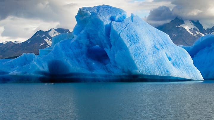 Le réchauffement climatique et la fonte des glaces est due à l'utilisation abusive des ressources naturelles.