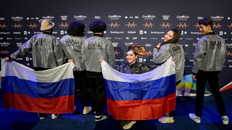 La chanteuse russe Manizha avec la chanson Russian Woman pose lors d'une conférence de presse au Concours Eurovision de la chanson à Rotterdam le 19 mai 2021.
