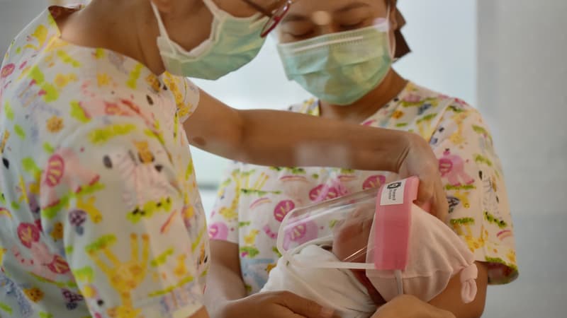 En Thaïlande, des bébés sont équipés de masques de protection contre le coronavirus