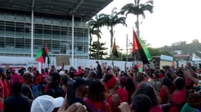 Des manifestants rassemblés devant le tribunal judiciaire de Fort-de-France pendant le procès de l'activiste Rodrigue Petitot, leader du mouvement contre la vie chère, le 22 janvier 2025 en Martinique