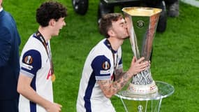 James Maddison célèbre la victoire de Tottenham en finale de la Ligue Europa contre Manchester United (1-0), le 21 mai 2025