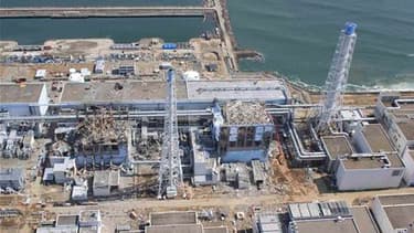 Vue aérienne de la centrale de Fukushima-Daiichi. Le gouvernement japonais a annoncé mercredi une mise à jour des règles de sécurité pour les 55 centrales de l'archipel, après l'accident qui a frappé celle de Fukushima. /Photo prise le 24 mars 2011/REUTER